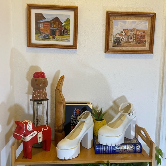 White Platform Shoes Size 9/9.5 - Picture 3 of 6